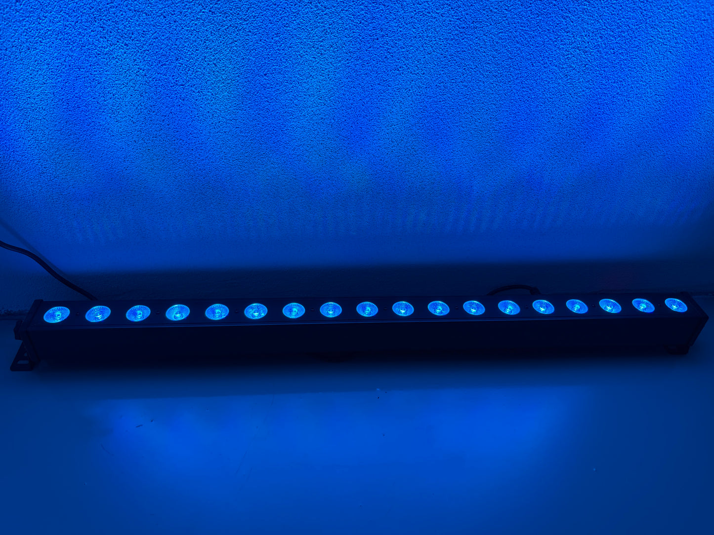 FLASH LED WASH Bar – 24×3W RGB 3in1, 8 Sektionen