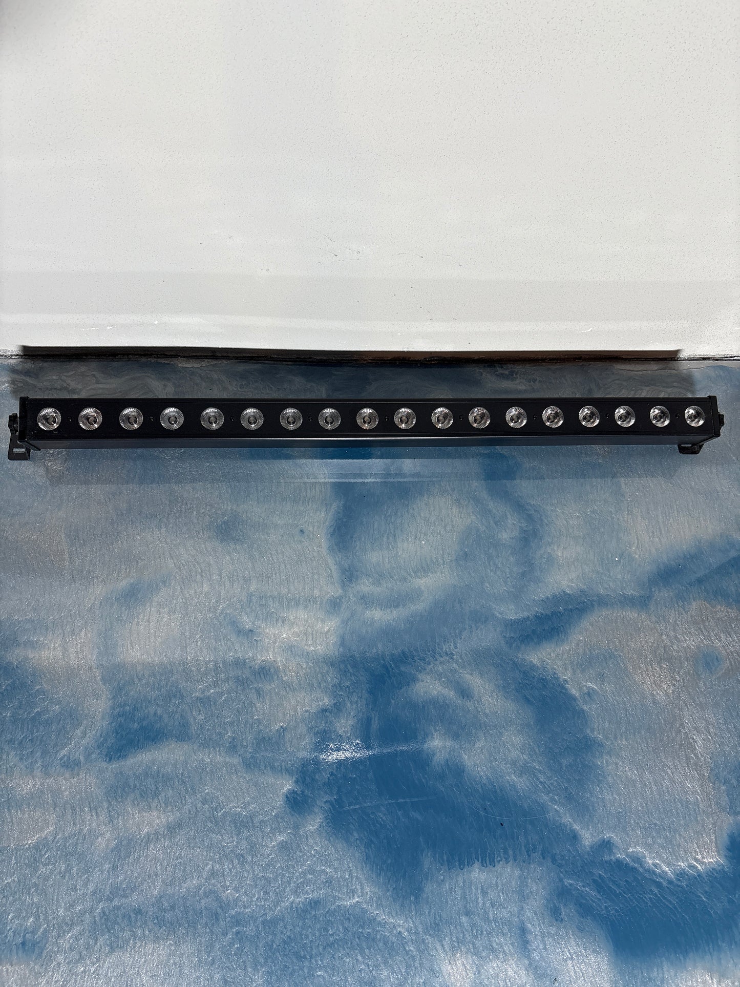 FLASH LED WASH Bar – 24×3W RGB 3in1, 8 Sektionen